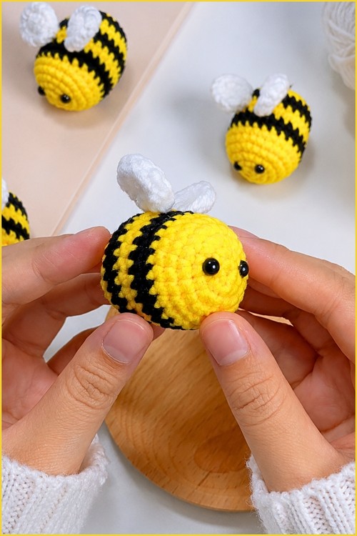 Copy of Crochet Bee Keychain Free Amigurumi Pattern 5